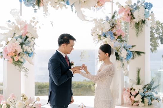 Perbedaan Chapel Wedding vs Beach Wedding: Mana yang Cocok Buatmu?