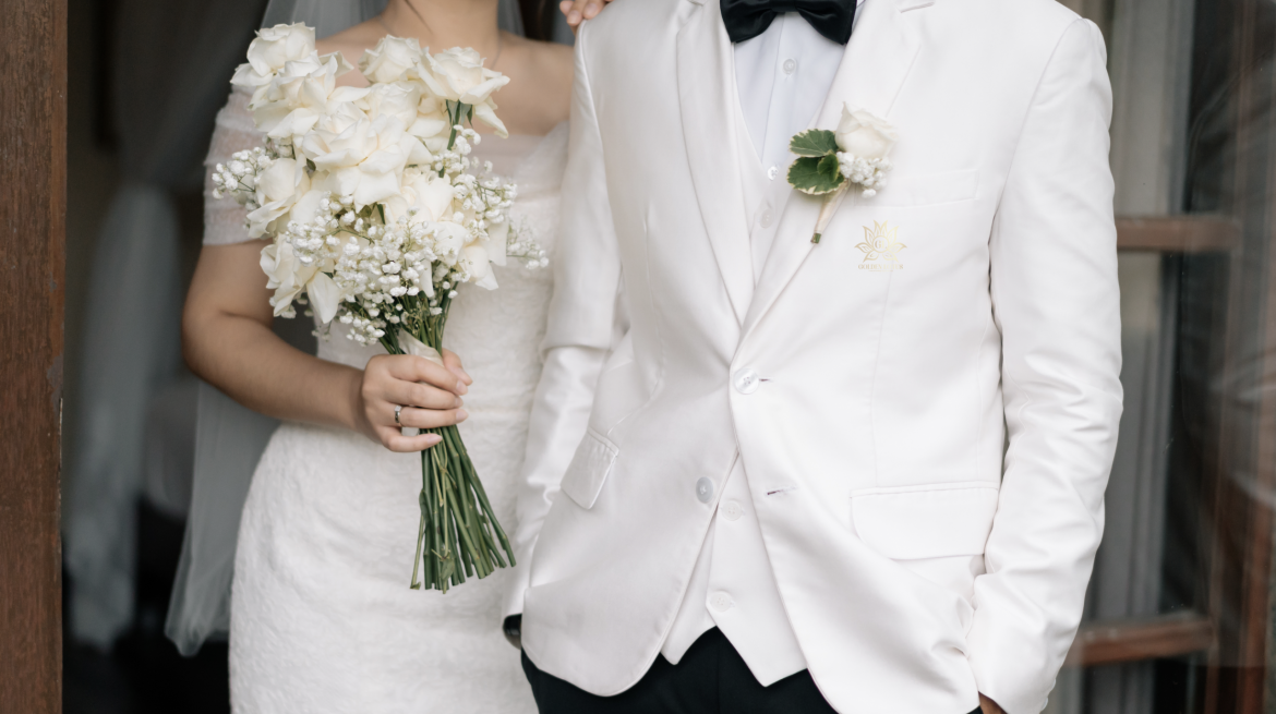 Pesona Boutonniere: Sentuhan Elegan di Jas Sang Mempelai