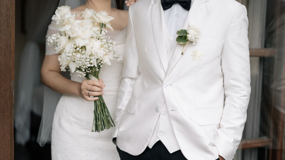 Pesona Boutonniere: Sentuhan Elegan di Jas Sang Mempelai