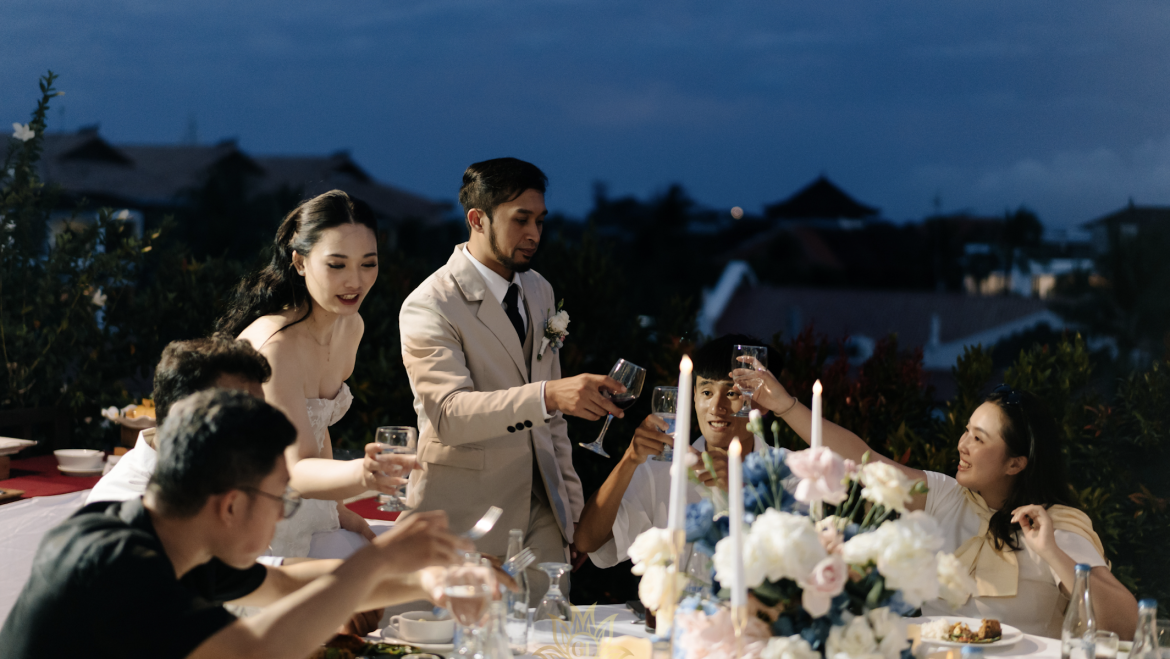 Perayaan Cinta dalam Suasana Wedding Dinner yang Hangat