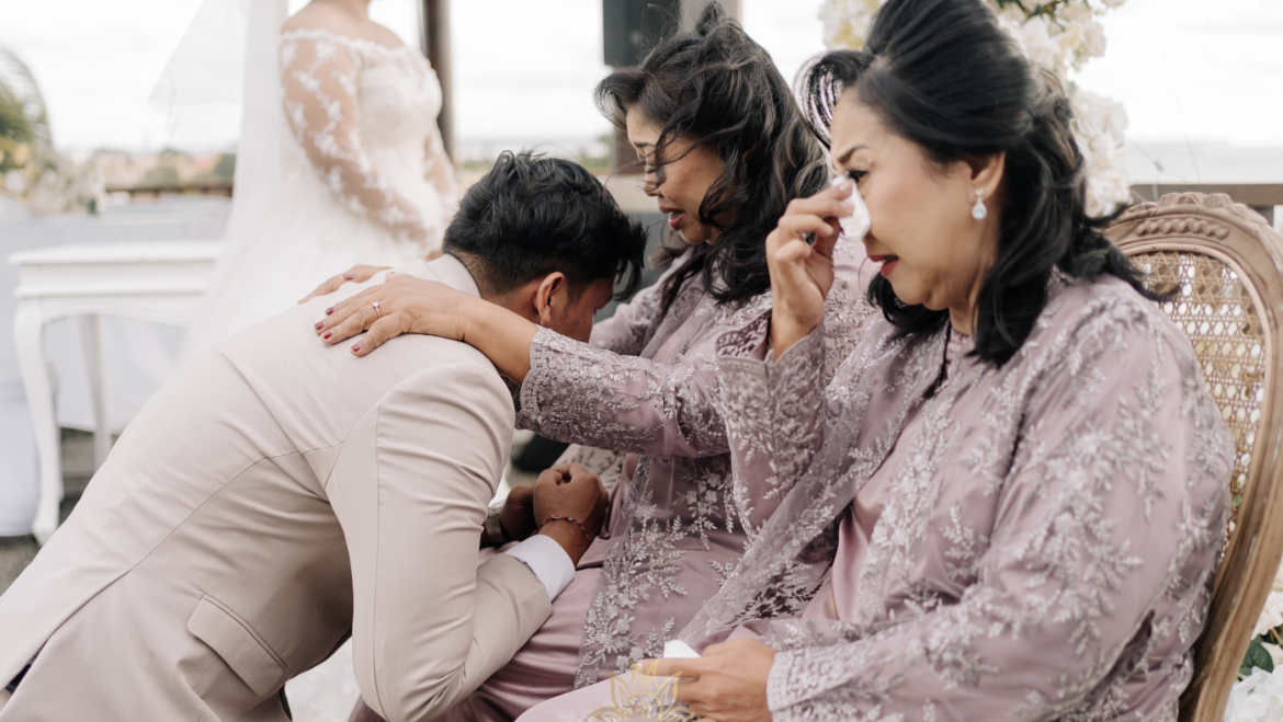 Momen Haru Orang Tua di Hari Pernikahan Anak