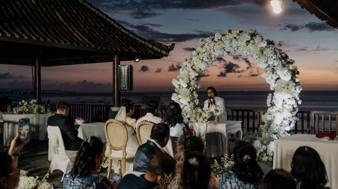 Beach Ceremony yang Dibalut Keindahan Golden Hour